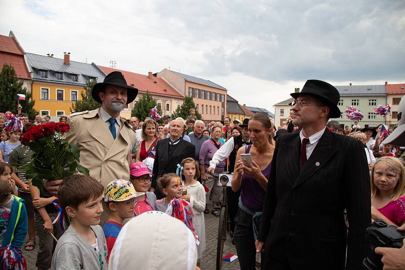 Téměř na den přesně se do Nového Města na Moravě vrátil po devadesáti letech první československý prezident Tomáš Garrigue Masaryk. Novoměští ho v sobotu při městských slavnostech Nova Civitas přivítali stejně jako 17. června 1928 – chlebem a solí. FOTO: 