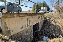 Práce na opravě mostu u Radňovic začaly poslední březnový víkend.