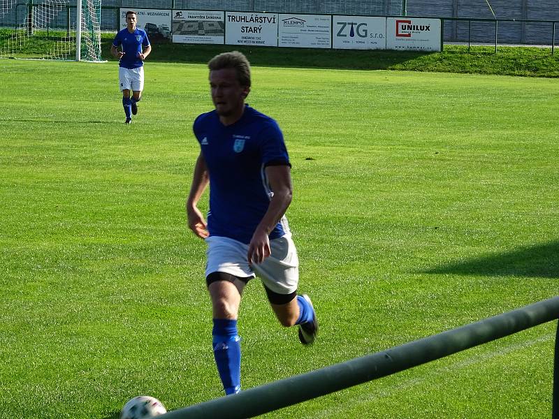 Brankou z předposlední minuty zápasu zdolali v pátém kole krajského přeboru fotbalisté Nové Vsi (v modrých dresech) Žirovnici (v pruhovaném) 2:1.