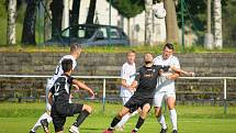 V pořádnou přestřelku se zvrhlo sobotní krajské divizní derby mezi fotbalisty Žďáru (v bílém) a Havlíčkova Brodu (v černém). Z výhry 5:2 se nakonec radovali domácí hráči FC Žďas.