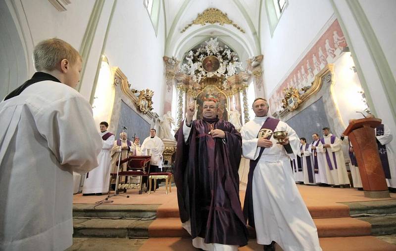 Kardinál Dominik Duka včera sloužil mši svatou v bazilice Nanebevzetí svaté Panny Marie ve Žďáře nad Sázavou.