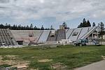V novoměstské Vysočina Areně pokračuje stavba nové divácké tribuny.