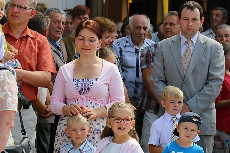 V Nové Vsi u Nového Města na Moravě světili kapli a žehnali hasičské auto.