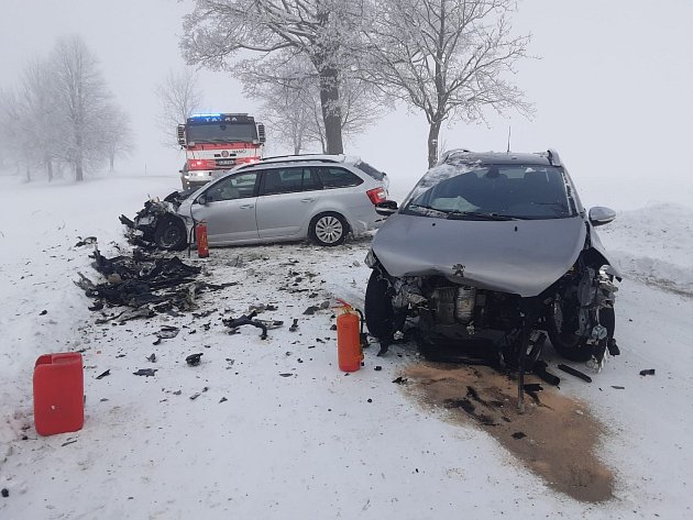 Při srážce dvou aut u Řečice na Žďársku se zranili dva lidé