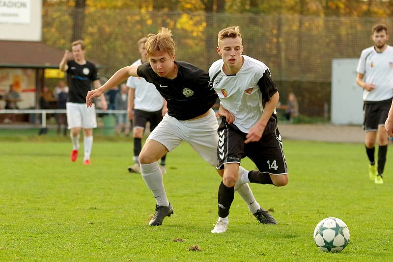 V nedělním derby zdolala rezerva FC Žďas (v černých dresech) juniorku Vrchoviny (v bílých dresech) 2:1.