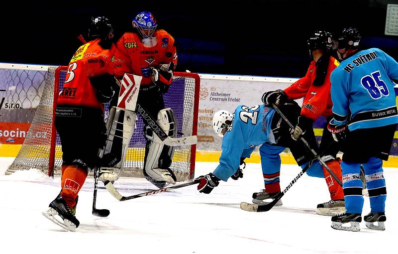 Hokejisté Světnova (v modrých dresech) postoupili přes Přibyslav (oranžových dresech) do finále play-off letošního ročníku Vesnické hokejové ligy.