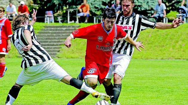 Daniel Bratršovský (vpravo) musel pod koučem Pavlem Procházkou putovat zpět do obrany. „Momentálně potřebuji jeho kvality využít především na stoperu,“ vysvětluje žďárský trenér.