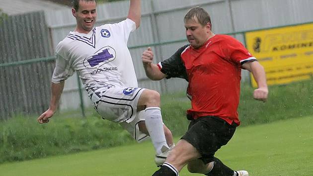 Fotbalisté Nové Vsi (v červeném Jaroslav Havlík) se vrací do krajského přeboru dříve, než čekali. Už po roce. 