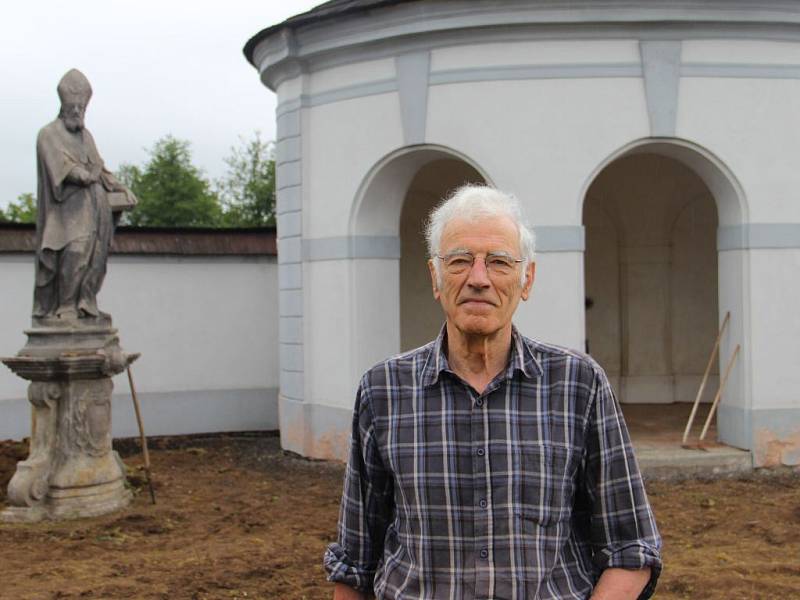 Peter Jamieson je předsedou a projektovým koordinátorem britské nadace The Friends of Czech Heritage, která podporuje obnovu českých památek.