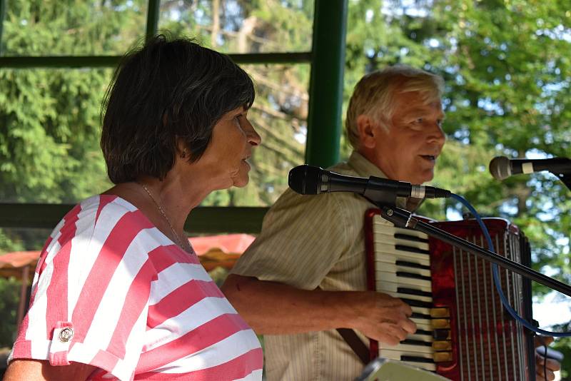 Diváci i účinkující se na setkání harmonikářů a heligonkářů dokonale bavili.