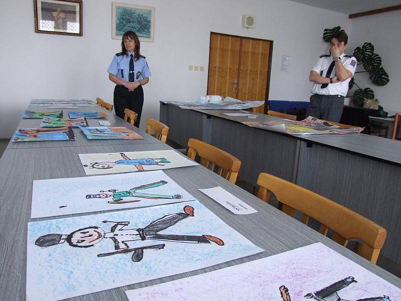 Desítky výtvarných prací jsou nyní k vidění v budově Obvodního oddělení Police ČR ve Žďáře nad Sázavou. Jejich autory jsou děti z devíti tříd mateřských škol v regionu.