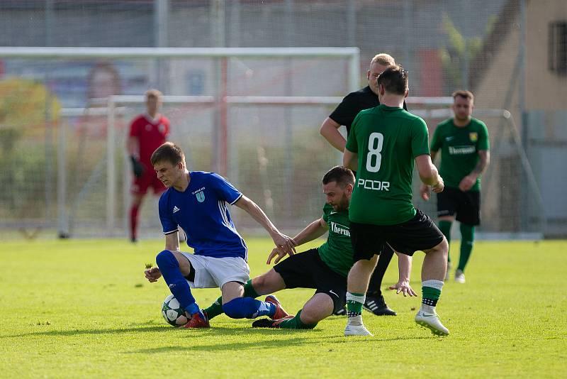 Ve finálovém klání letošního ročníku krajského poháru Vysočiny zdolali fotbalisté Nové Vsi (v modrých dresech) Rapotice (v zeleném) vysoko 6:2.
