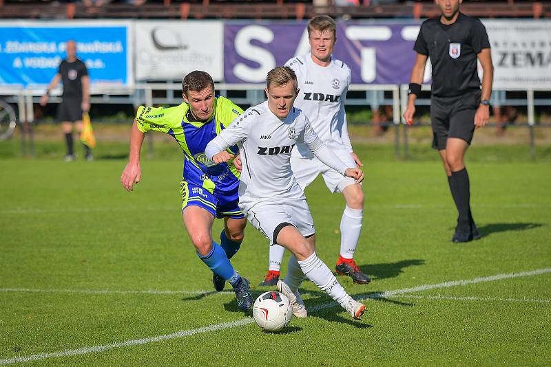 V nedělním divizním utkání mezi fotbalisty FC Žďas Žďár nad Sázavou (v bílém) a Tasovicemi (v modrožlutém) se body po remíze 2:2 dělily.