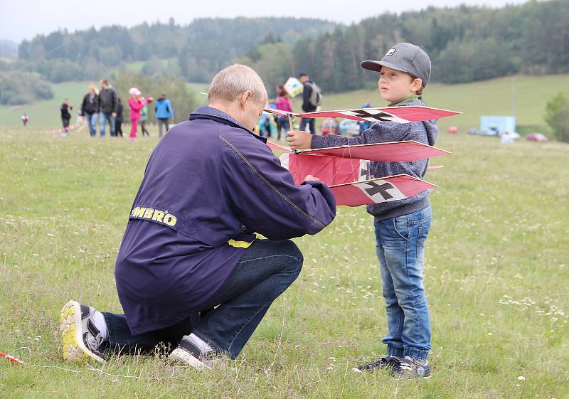 Několik desítek létajících draků se v neděli odpoledne vznášelo nad Velkým Meziříčím. U sjezdovky na Fajtově kopci se konala tradiční Drakiáda, jeden z největších podniků svého druhu na Vysočině.