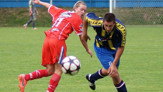 Novoměstský Pavel Smetana (vpravo) utíká Lukáši Liškovi z Velkého Meziříčí. Ani z této šance ale domácí nic nevytěžili a prohráli 1:3.