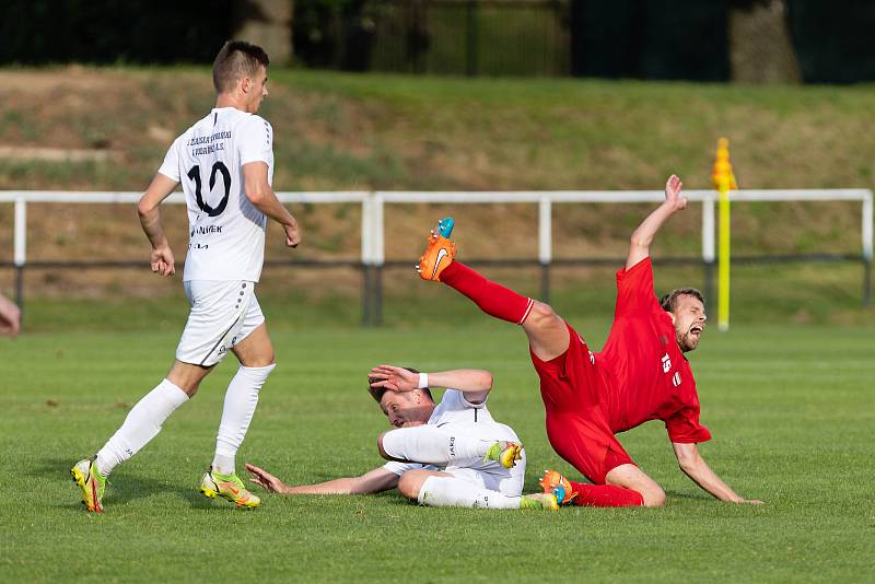 V utkání úvodního kola nového ročníku moravskoslezské divize D zdolali fotbalisté Žďáru nad Sázavou (v bílém) favorizovaný Start Brno (v červeném) 1:0.
