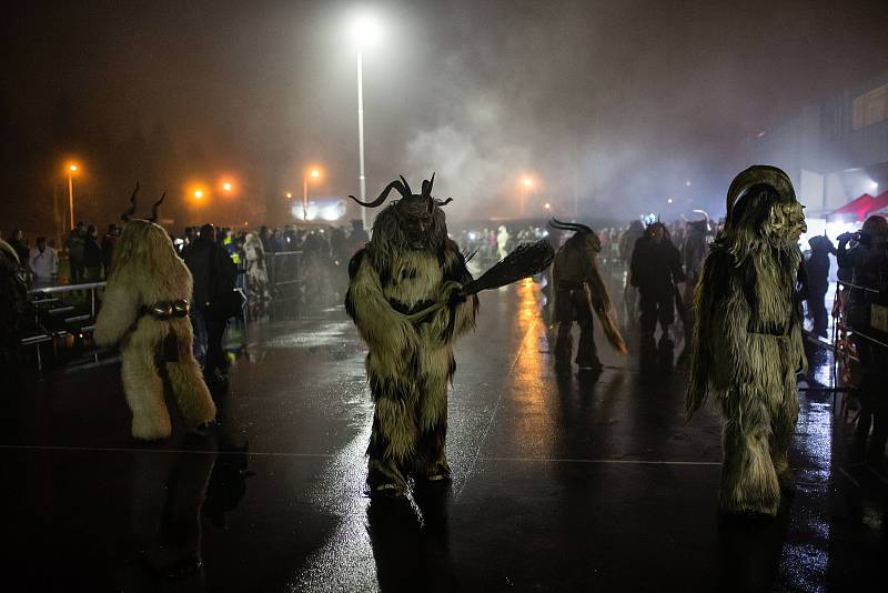 Pochod krampusů ve Žďáře nad Sázavou.