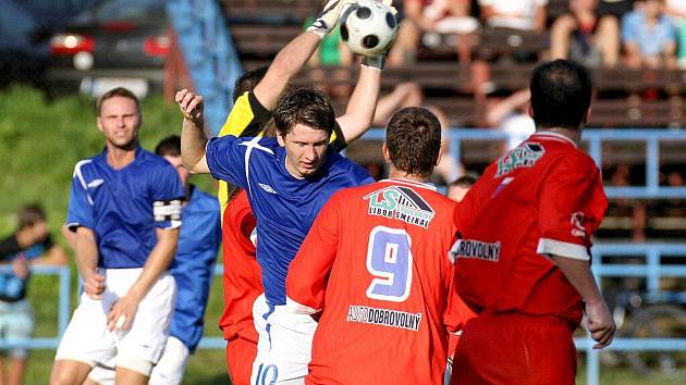 Žďár (v modrém) rozstřílel v divizním derby Velké Meziříčí.