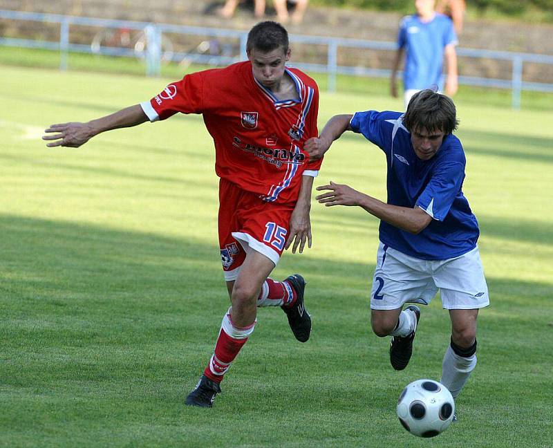 Žďár (v modrém) rozstřílel v divizním derby Velké Meziříčí.