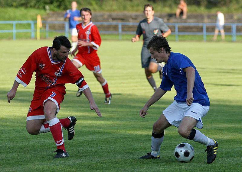 Žďár (v modrém) rozstřílel v divizním derby Velké Meziříčí.