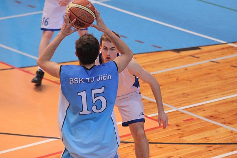 Basketbalisté Žďáru (v bílém) nedělní utkání s Jičínem nezvládli.