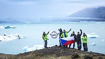 Ledovcové jezero Jökulsárlón (zleva Jakub Dlouhý, Martin Nykodým, Libor Vávra, Tomáš Prudký, Tomáš Gregor, Daniel Peprník).