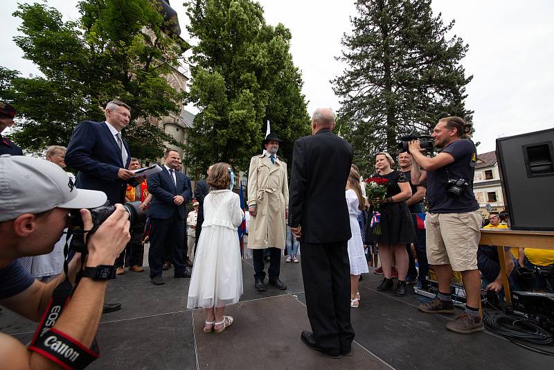 Téměř na den přesně se do Nového Města na Moravě vrátil po devadesáti letech první československý prezident Tomáš Garrigue Masaryk. Novoměští ho v sobotu při městských slavnostech Nova Civitas přivítali stejně jako 17. června 1928 – chlebem a solí. FOTO: 