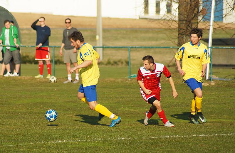 Béčko Nové Vsi (ve žlutém) doma v sobotu zdolalo Svratku (v červeném) překvapivě vysoko 5:2.