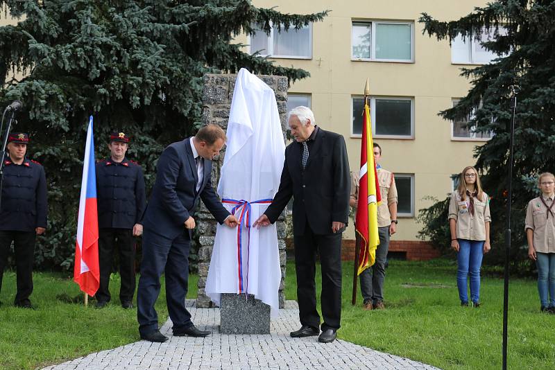 Slavnostního odhalení plastiky Lva od Vincence Makovského coby připomínky stého výročí vzniku Československé republiky se zúčastnily více než dvě stovky lidí.