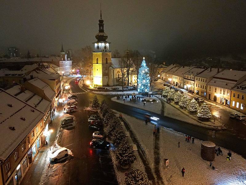 V Novém Městě na moravě přidali další vánoční výzdobu. Vratislavovo náměstí tak jen září.