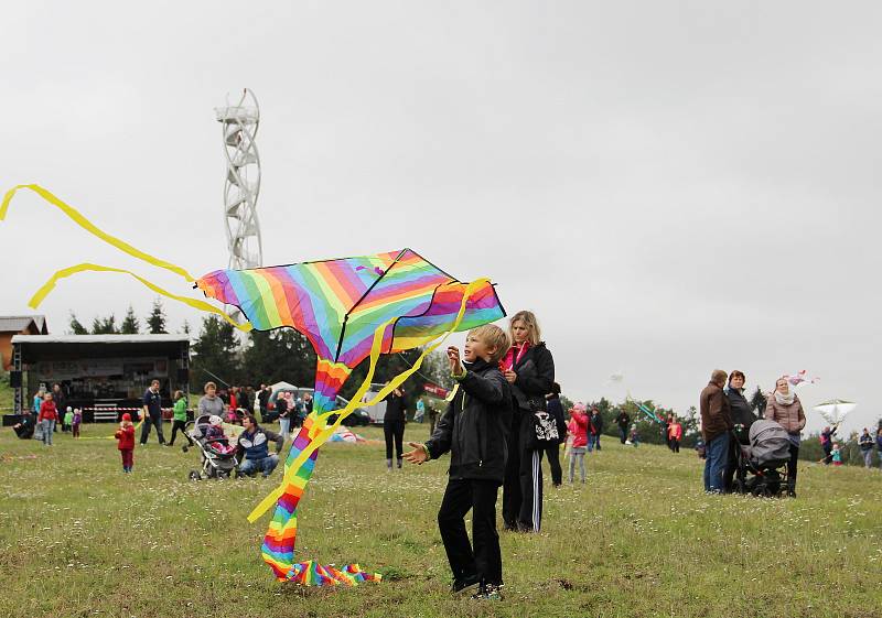 Několik desítek létajících draků se v neděli odpoledne vznášelo nad Velkým Meziříčím. U sjezdovky na Fajtově kopci se konala tradiční Drakiáda, jeden z největších podniků svého druhu na Vysočině.