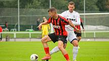 Tenisového kanára doma v neděli schytali fotbalisté Žďáru nad Sázavou (v bílém), když podlehli Hodonínu (v pruhovaném) vysoko 0:6.