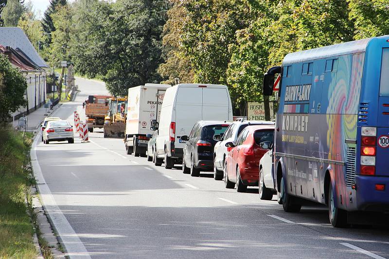 Osmdesát osm dní bude trvat omezení provozu v Santiniho ulici ve Žďáře nad Sázavou, které začalo 6. září. Dopravu tam zpomalují přenosné semafory.