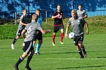 Fotbalisté juniorky Nového Města na Moravě (v šedých dresech) v sobotním derby zdolali Bystřici nad Pernštejnem (/v černých dresech) těsně 1:0.