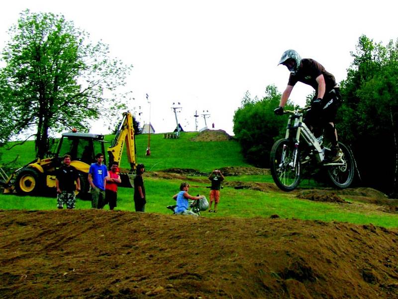 Trať plná terénních nerovností by se cyklistům měla otevřít na Fajtově kopci ve Velkém Meziříčí již na konci měsíce. Dráhu budou moci v zimě využívat také lyžaři a snowboardisté.  