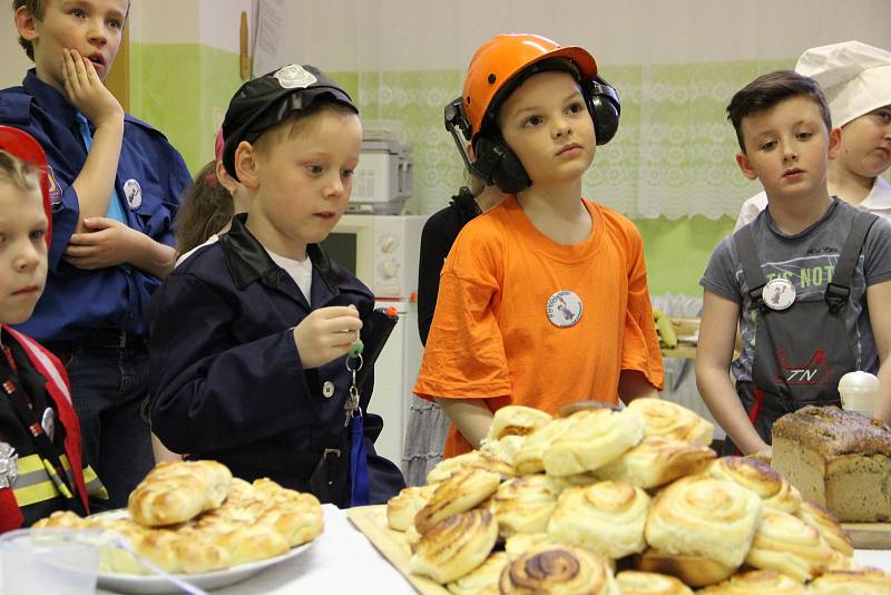 Školáci z Nížkova obešli v budově školy celkem osm stanovišť, kde se seznamovali s jednotlivými povoláními. K vidění byla práce pekaře, kuchařky, švadleny, vojáka, včelaře, truhláře, řezníka a paznehtáře.