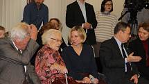 Jaroslava Doležalová obdržela čestné občanství Žďáru nad Sázavou. Vpravo Astrid Herbisonn, dcera zachráněné Jarmilky Wilhelmové, a izraelský velvyslanec Daniel Meron.