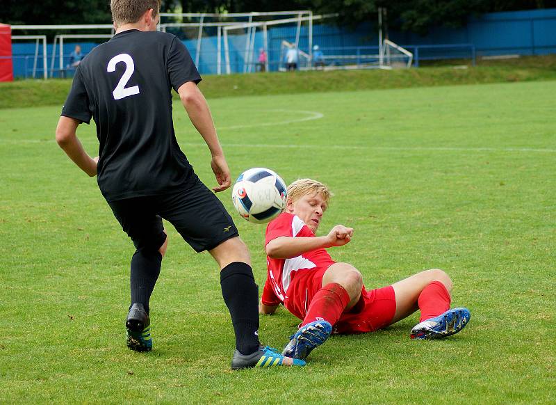 V derby rezerv se radovala juniorka Vrchoviny (v červeném), která v utkání bohatém na góly zdolala béčko Žďáru nad Sázavou (v černém) těsně 4:3.