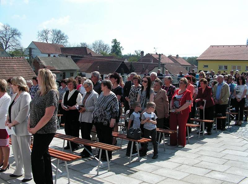 Na čtyřicet uniformovaných hasičů a hasiček z okrsku Heřmanov vpochodovalo za vedení šesti hasičských praporů v neděli 14. května 2017 na náves v obci Březské, kde před kaplí zasvěcené Nanebevzetí Panny Marie byla obětována mše svatá za hasiče okrsku.