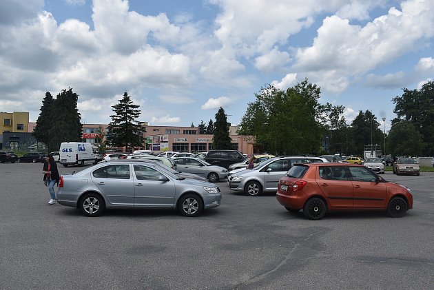 Parkování ve Žďáře je bída, říkají místní. Město to chce změnit