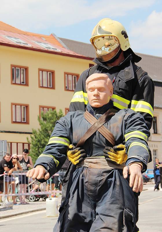 Ve vlastním potu se koupali hasiči na sluncem rozpáleném Vratislavově náměstí v Novém Městě na Moravě. V sobotu odpoledne se přímo v centru města konal třetí ročník soutěže Novoměstský železný hasič.