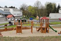 Součástí přestavby centra Hamrů nad Sázavou se stalo i nové hřiště s hracími prvky pro děti. 