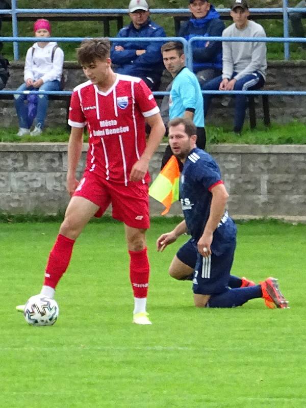 V utkání pátého kola letošního ročníku MSFL doma podlehli fotbalisté Nového Města (v modrém) Dolnímu Benešovu 0:1.