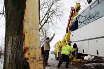 U Poděšína narazil autobus do stromu. Zraněno bylo osm lidí, sedm dospělých a jedno dítě. Utrpěli lehčí poranění, především zhmožděniny.