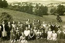 Fotografie školáků ze Slavkovic z roku 1951.