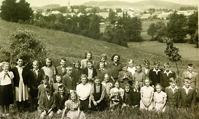 Fotografie školáků ze Slavkovic z roku 1951.