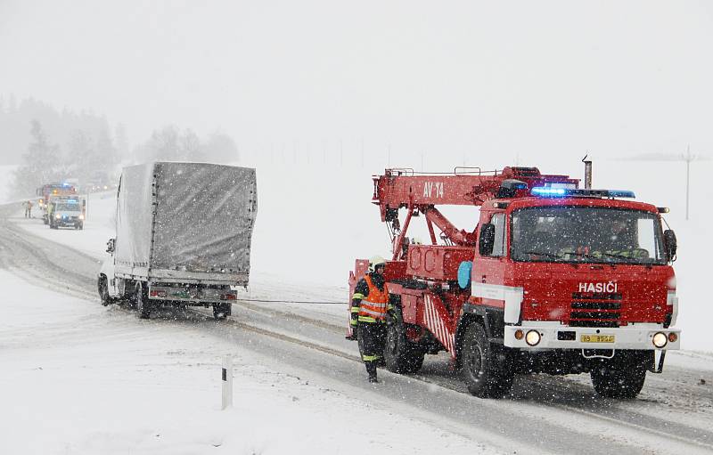 Nejvážnější dopravní nehoda se stala v pondělí ve 12:28 hodin na silnici u obce Škrdlovice na Žďársku. Jednalo se o čelní střet dvou vozidel.