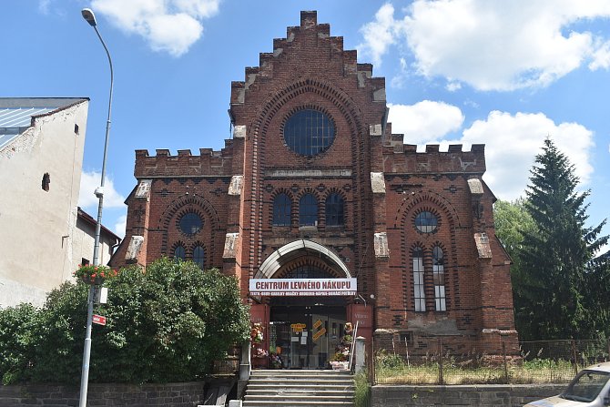 Synagoga ve Velkém Meziříčí už patří městu. Zatím je v ní prodejna s levným zbožím