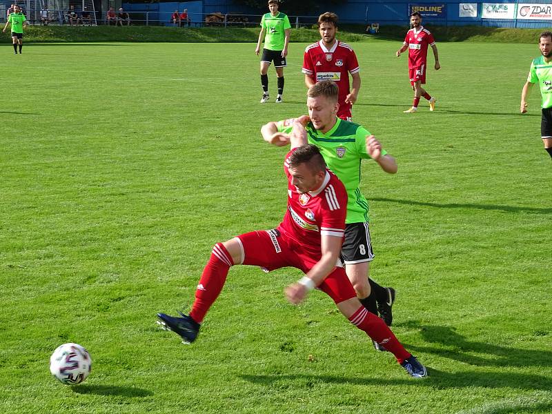 V přátelském utkání ve středu zvítězili fotbalisté Velkého Meziříčí (v červeném) na hřišti Nového Města těsně 1:0.