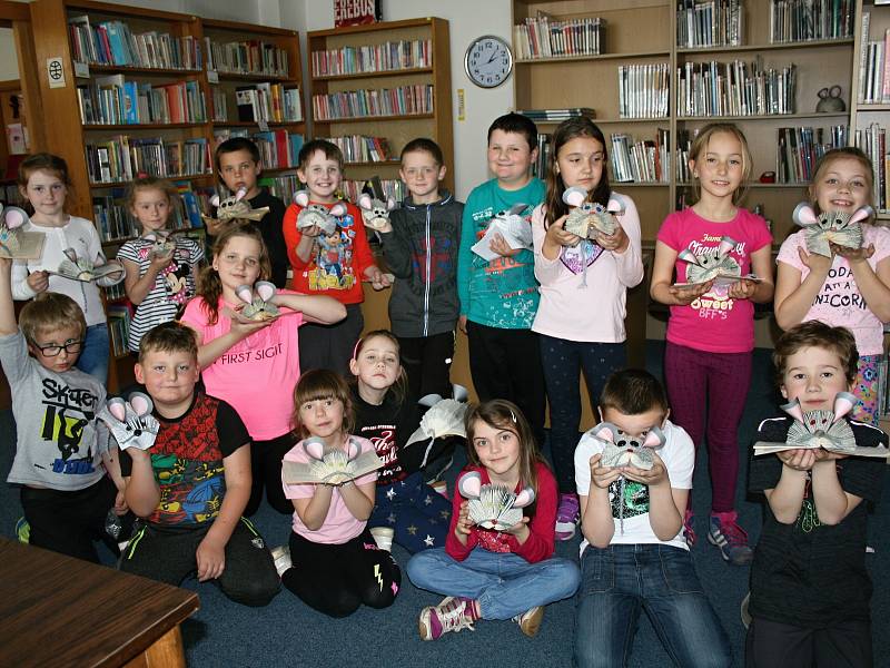 Děti společně s knihovnicemi tvořily knihomyši. Foto: Milada Holešová